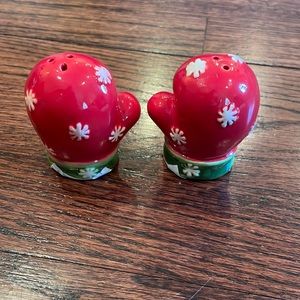 NWT Burton + Burton Red Snowflake Mitten Salt & Pepper Shakers